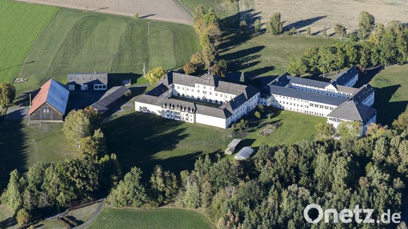 Das Luftbild zeigt das Gut Fockenfeld bei Konnersreuth aus der Vogelperspektive: Der Gebäudekomplex dient weiterhin als dezentrale Flüchlingsunterkunft. Die Gesamtzahl der Einrichtungen hat der Landkreis seit Anfang 2025 schrittweise reduziert. Archivbild: mür