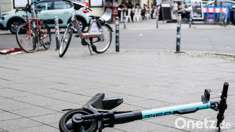 Eine Mehrheit will strengere Regeln für E-Scooter. (Symbolbild) Bild: Jens Kalaene/dpa-Zentralbild/dpa