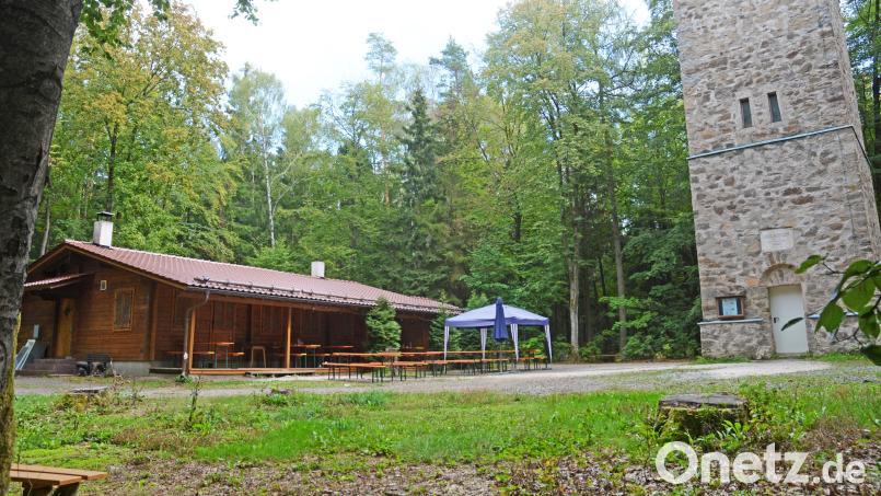 In Haus und Biergarten kehrt wieder Leben ein. Die Weidener Gastronomin Lina Dillmann ist neue Pächterin der Strobelhütte neben dem Vierlingsturm und möchte bald hier Gäste bewirten. Bild: Gabi Schönberger