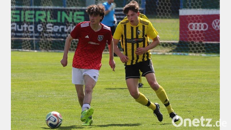 Ben Kippes (rechts) im Trikot der DJK Neustadt/WN. In der Rückrunde spielte der ehemalige-Jahn-Akteur für seinen Heimatklub, dabei machte er beim 3:1-Sieg beim SV Etzenricht II zwei Tore. Jetzt wechselt er zu Bezirksliga-Truppe der Etzenrichter. Bild: Rudolf Walberer