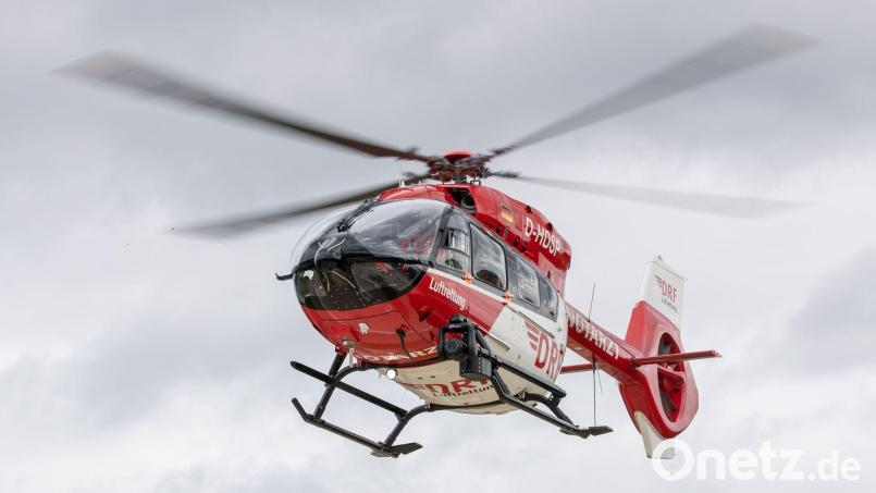 Nach einem folgenschweren Unfall mit herabstürzenden Quaderballen musste der Mann auf dem Luftweg in eine Klinik transportiert werden. (Symbolbild) Bild: Daniel Karmann/dpa