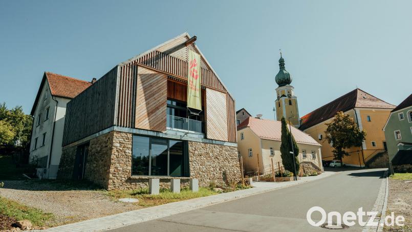 Im Haus der Biodiversität in Tännesberg hat sich im ersten Jahr seit der Eröffnung im Juni 2025 einiges getan. Die verschiedensten Besuchergruppen interessieren sich für die interaktive Ausstellung zum Thema Biodiversität. Der Seminarraum wird von Fachgruppen und auch für Trauungen gerne gebucht. Bild: Lukas Frey für kreativmaleins