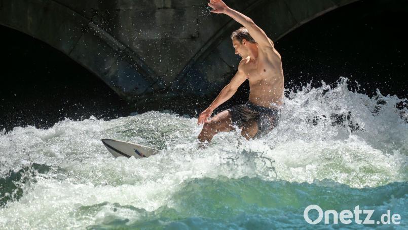 Surfen an der Eisbachwelle ist wieder einmal nicht möglich - Grund sind Arbeiten wegen Manipulationen an einem Wehr. (Archivbild) Bild: Peter Kneffel/dpa