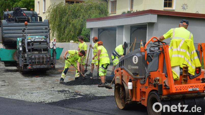 Jetzt werden die Straßen in der Ortsmitte von Oberlind durch die Mitarbeiter der Rötzer Firma Georg Huber asphaltiert. Bild: Elisabeth Dobmayer