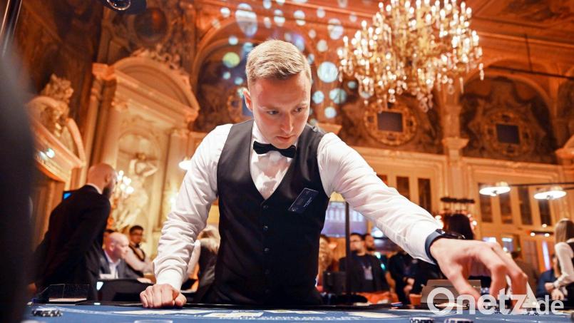 Joguncic arbeitet als Croupier im Casino Baden-Baden. (Archivbild) Bild: Uli Deck/dpa