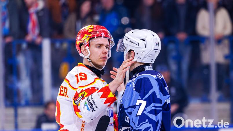 Vincent Schlenker (links) mit Ex-Kollege Luca Gläser von den Blue Devils Weiden. Bild: Werner Moller