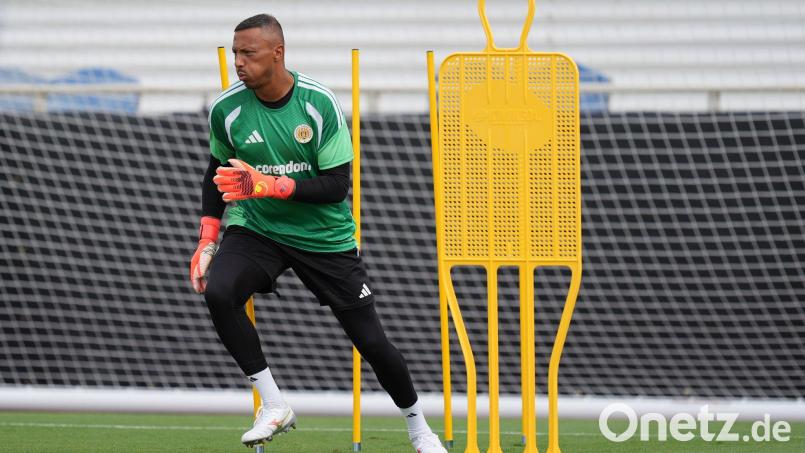 Curaçao-Torwart Eloy Room freut sich auf das Duell mit Manuel Neuer. Bild: Rebecca Blackwell/AP/dpa
