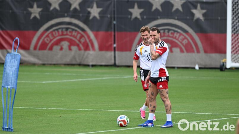 Joshua Kimmich und David Raum sorgen für Spaß im DFB-Camp. Bild: Federico Gambarini/dpa