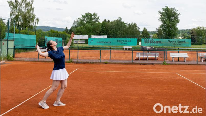 Julia Rothballer schlägt auf: "Tennis erfordert viel Koordination. Du musst richtig zum Ball stehen, die richtige Beinarbeit einüben, wissen wie du den Schläger am besten hältst." Bild: Lea Zirkelbach