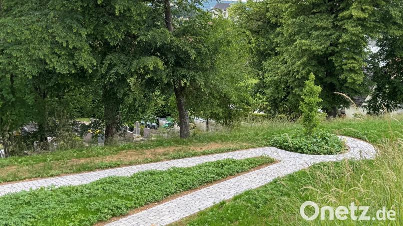Auf den Friedhöfen in Kümmersbruck (Bild) und Theuern gibt es jetzt auch "Wiesengräber", als kostengünstige Urnen-Bestattungsform. Entlang gepflasterter Wege, in Kümmersbruck nahe der Aussegnungshalle, werden die Urnen unter kleinen Granitplatten beigesetzt. Bild: Heike Unger