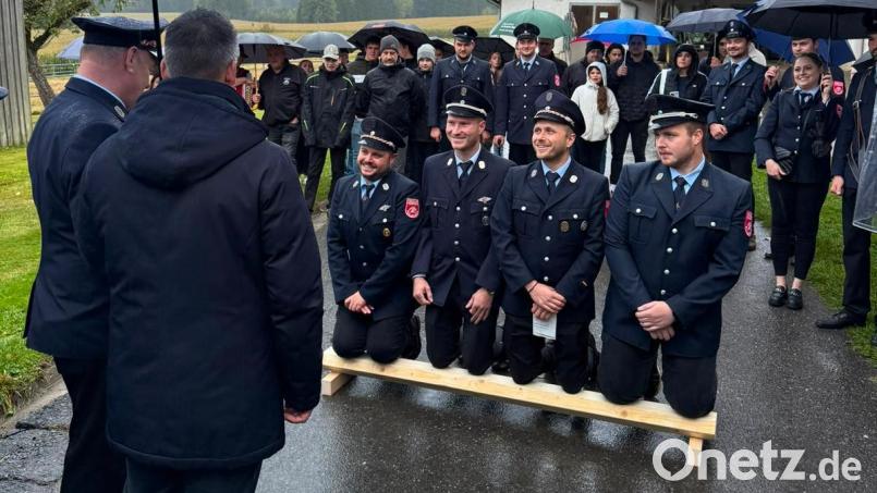 Die Mitglieder der Feuerwehr Pullenried sind für jeden Spaß zu haben. Bild: Lea Becher