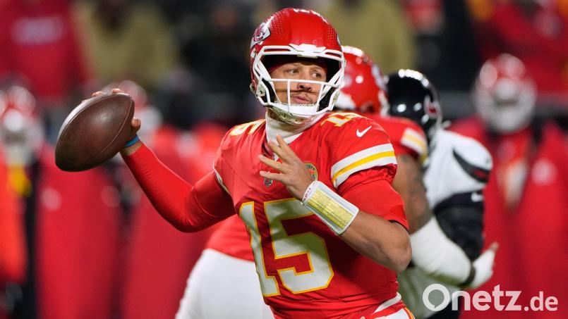 Mahomes hat einen neuen Vertrag bei den Chiefs und verdient noch mehr Geld. (Archivfoto) Bild: Charlie Riedel/AP/dpa