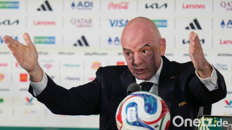 Gianni Infantino spricht in Mexiko-Stadt vor Medien. Bild: Eduardo Verdugo/AP/dpa