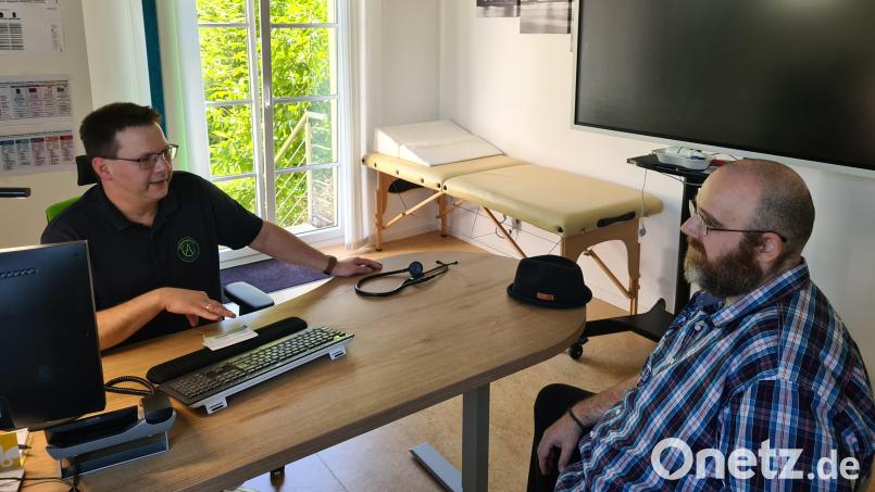 Dr. Stephan Beck (links) lobt seinen Patienten Matthias Baumer als "Speerspitze" derer, die er bisher mit der Abnehmspritze behandelt hat. Bild: Jonas Storch