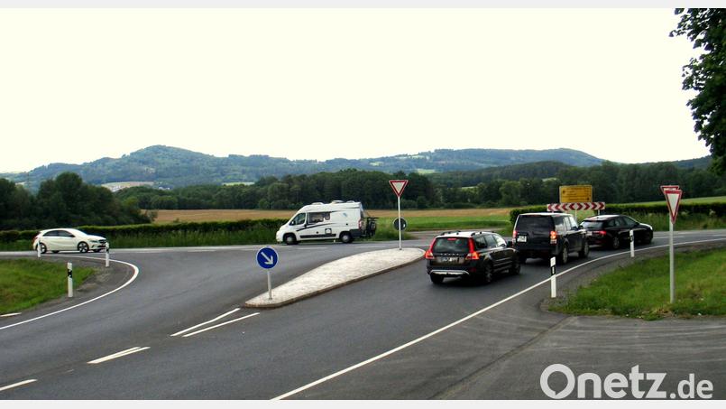Die von Immenreuth kommende Staatsstraße 2177 vereinigt sich südlich von Oberbruck mit der Staatsstraße 2665. Beide Straßen führen weiter Richtung Kulmain, wo sich wieder trennen. Die St 2177 verläuft weiter Richtung Marktredwitz und die St 2665 Richtung Brand. Bild: Bernhard Kreuzer