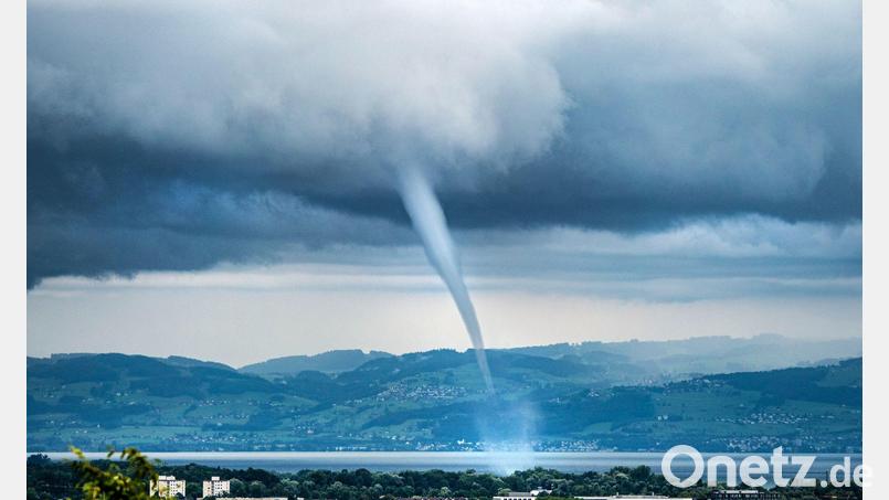 Wasserhosen über dem Bodensee gibt es immer wieder. (Archivbild) Bild: Dr. Christoph Sommergruber/dpa