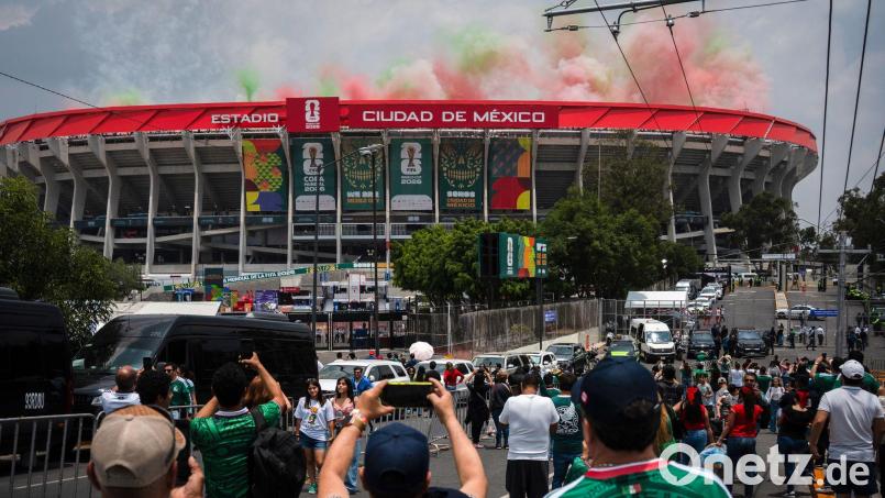 Zehntausende Fans haben sich zum Auftaktspiel der WM im Aztekenstadion versammelt. Bild: Felix Marquez/dpa