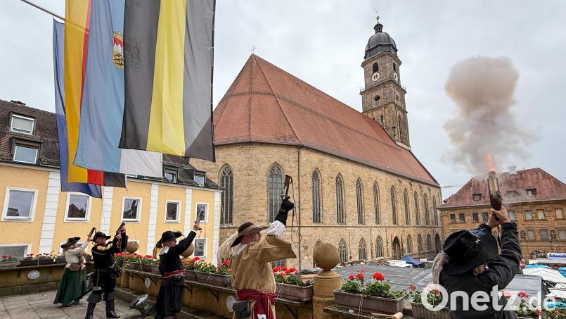 Mit Salutschüssen wurde das 50. Amberger Altstadtfest am Freitag eröffnet. Noch bis zum Sonntag wird gefeiert. Bild: Petra Hartl