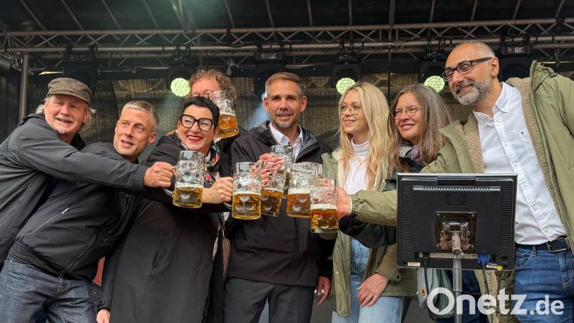 Das 50. Amberger Altstadtfest ist eröffnet. In der Mitte Oberbürgermeister Michael Fritz, eingerahmt von seinen Bürgermeistern und allen wichtigen Menschen, die mit dem Altstadtfest zu tun haben. Bild: Petra Hartl