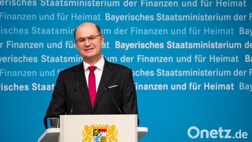 Finanz- und Heimatminister Albert Füracker (CSU) will strukturschwache Räume in den Fokus der bayerischen Heimatstrategie nehmen. (Archivbild) Bild: Daniel Vogl/dpa