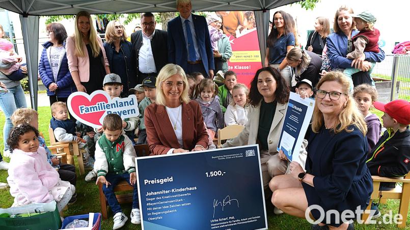 Große Freude bei den Kindern, dem Personal und den Ehrengästen des Johanniter-Kinderhauses. Von links Staatsministerin Ulrike Scharf, die Leiterin des Kinderhauses, Kerstin Tapparelli und Bürgermeisterin Beate Dietrich. Bild: Fritz Dietl