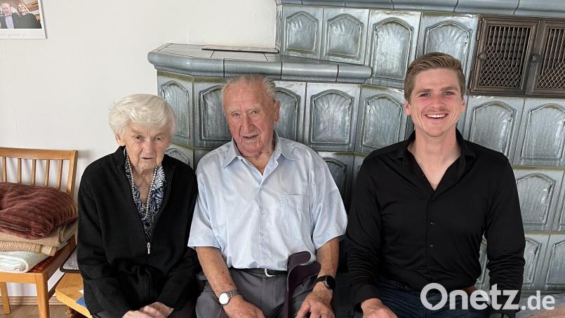 Der 95-jährige Joseph Moosburger (Mitte) mit seiner Frau Paulina und Bürgermeister Martin Fleischmann, der dem Jubilar gratulierte. Bild: Gemeinde Ursensollen