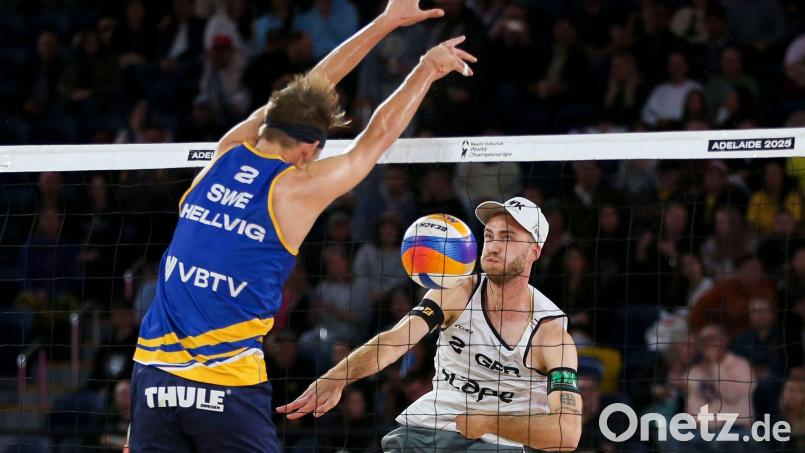 Kein Wiedersehen im Sand von Ebersberg: Der an der Schulter verletzte Clemens Wickler (r) wird auch gegen den schwedischen Weltmeister Jonathan Hellvig nicht spielen können. (Archivbild) Bild: Matt Turner/AAP/dpa