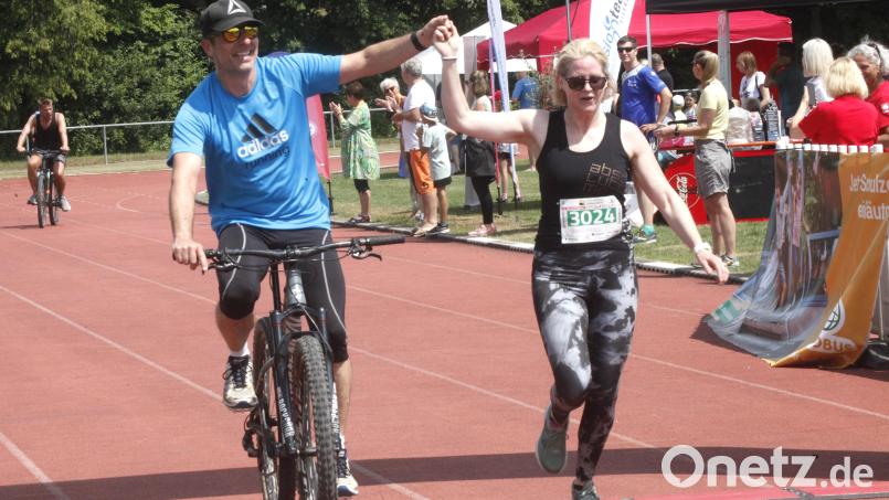 Beim Run- & Bike-Wettbewerb wechseln sich die Teams im Laufen und Radfahren ab. Gemeinsam müssen sie die Ziellinie überqueren. Archivbild: Rudolf Hirsch