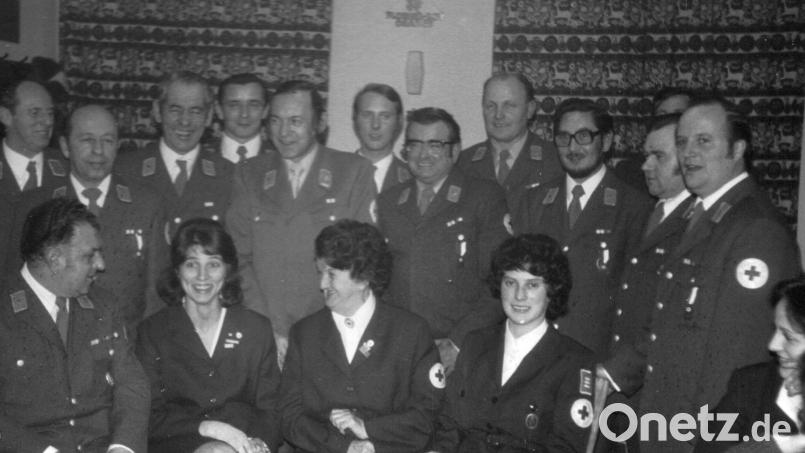 Festakt des BRK Wiesau im Jahr 1976. Vorne links: Der damalige Bereitschaftsleiter Karl Wolfrum. Hintere Reihe (5. von links): Der damalige Bereitschaftsarzt Dr. Helmut Huber. Archivbild: Archiv Gudrun Arnold - BRK