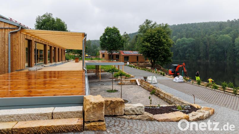 Die Gaststätte samt Eventbereich und die Außenanlagen des Natur-Resort Seeblick am Trausnitzer Stausee sind bereits weit gediehen. Bild: Hösamer