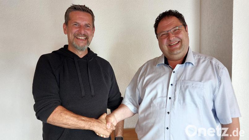 Christian Beyer (r.) als Vorsitzender und Roman Berr (l.) als sein Stellvertreter lenken nun die Geschicke der Verwaltungsgemeinschaft Etzelwang, Neukirchen und Weigendorf. Bild: Heidi Franitza