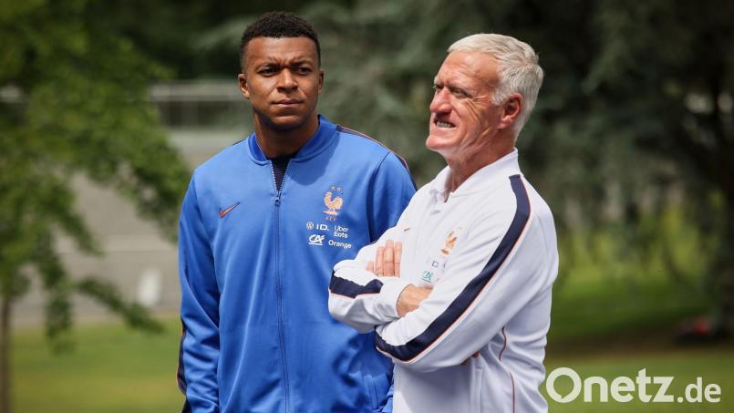 Frankreich-Stürmer Kylian Mbappé und Trainer Didier Deschamps wollen den dritten WM-Titel der Verbandsgeschichte holen. (Archivbild) Bild: Thomas Padilla/Pool AP/AP/dpa