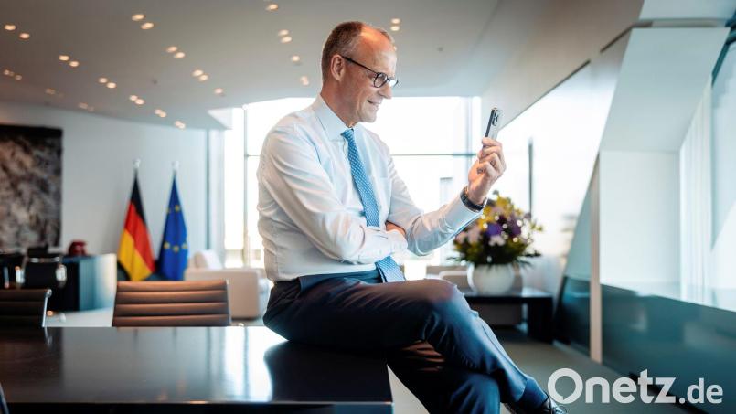 Bundeskanzler Friedrich Merz wünschte der deutschen Fußball-Nationalmannschaft per Videoanruf viel Glück für die WM. Bild: Tobias Koch/Bundesregierung/dpa