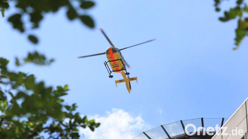 Nachdem eine Explosion gemeldet wurde, startete ein Rettungshubschrauber. Der 17-jährige Schwerverletzte wurde kurz darauf damit in ein Krankenhaus gebracht. (Symbolbild) Bild: Karl-Josef Hildenbrand/dpa