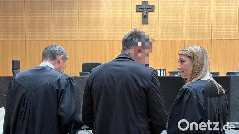 Vor Beginn des zweiten Prozesstags unterhielt sich der Angeklagte (Mitte) mit seinen Verteidigern Rouven Colbatz und Stefanie Amann. Bild: Nils Ganzmann
