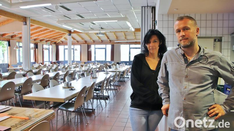 Nach knapp eineinhalb Jahren beenden Daniel und Steffi Kamseder das Mittagsangebot in der Gaststätte Tierzuchtzentrum. Nicht mangelnde Nachfrage, sondern akuter Personalmangel zwingt das Wirtepaar zu diesem Schritt. Bild: Thomas Dobler