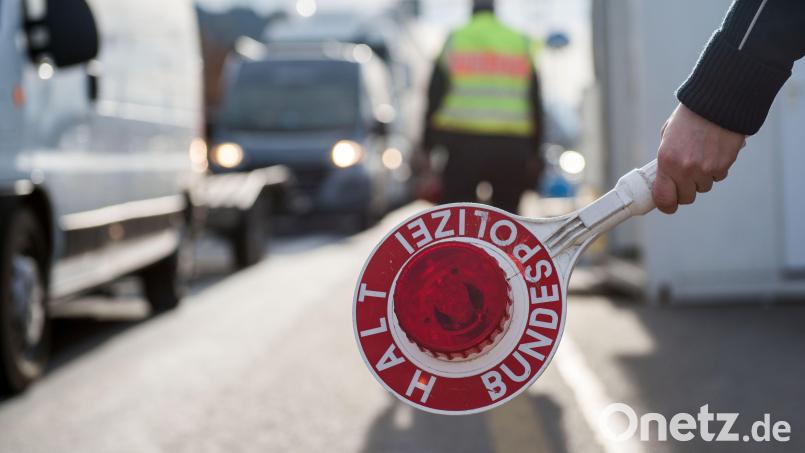 Ein per Haftbefehl gesuchter Dieb wurde bei einer Grenzkontrolle in Waidhaus festgenommen. Der Mann konnte seine Geldstrafe nicht zahlen und wurde inhaftiert. Symbolbild: Bundespolizei