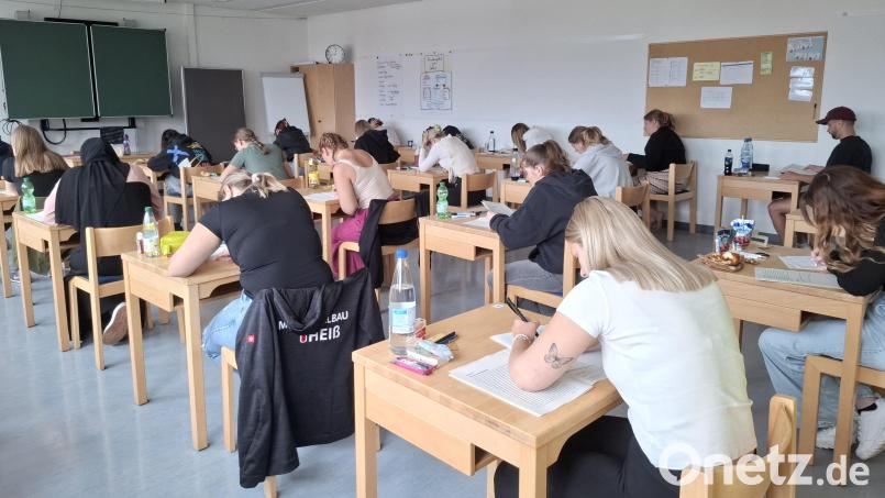 Die angehenden Erzieherinnen und Erzieher der Caritas Fachakademie für Sozialpädagogik Weiden haben mit den schriftlichen Abschlussprüfungen begonnen. Bild: Barbara Neuber