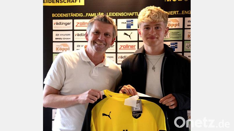 Vilzings Abteilungsleiter Roland Dachauer (links) begrüßt Max Meyer. Bild: DJK Vilzing