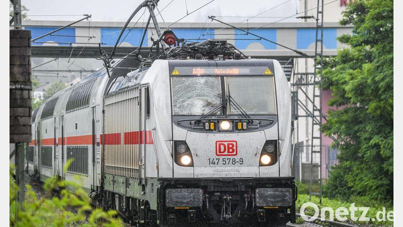 Ein IC hat die Oberleitung mitgerissen. Bild: Jason Tschepljakow/dpa