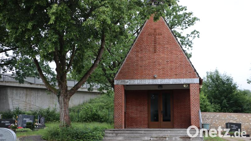Die Aussegnungshalle am Friedhof Edelsfeld ist seit längerer Zeit durch einen Neubau zu ersetzen. Die bestehende Baugenehmigung für den Neubau kann noch nicht umgesetzt werden und wurde bis 2030 verlängert Bild: Rudi Gruber