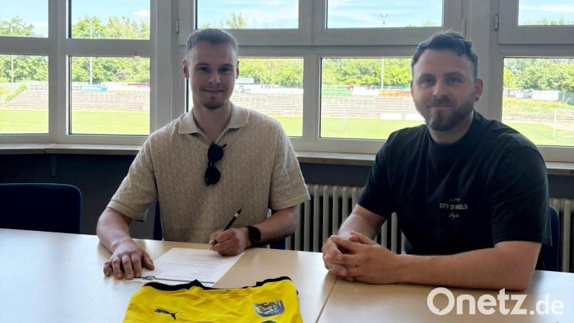 Noch ein Neuer beim FC Amberg: Dominik Späth (links) mit Abteilungsleiter Roman Reinhardt. Bild: Matthias Reuß/FC Amberg