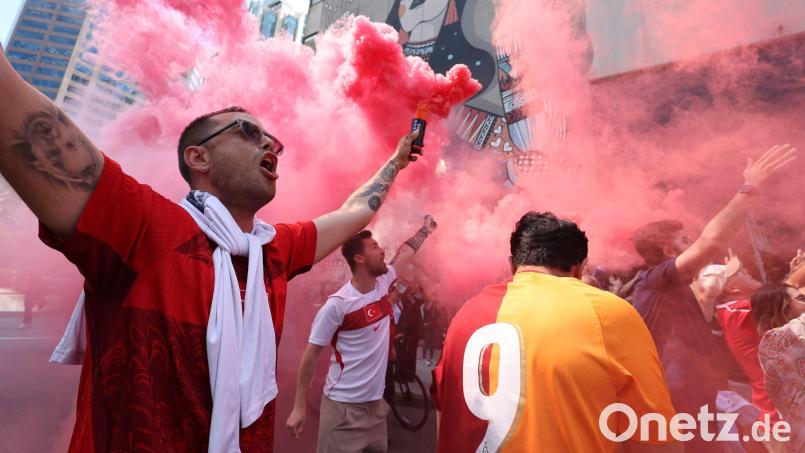 Türkische Fußballfans bereiten sich in Vancouver auf das erste Spiel ihrer Mannschaft vor. Ein neues Video der türkischen Fußballföderation sorgt indes für Debatten. Bild: Emma Peterson/FR172365 AP/AP/dpa