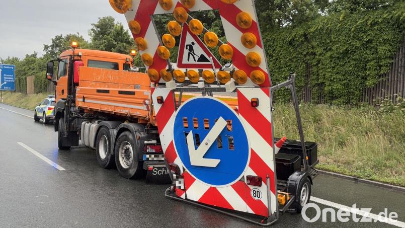 Ein 60-Jähriger kollidiert auf der A93 bei Pfreimd mit einem Verkehrssicherungsanhänger. Es entsteht erheblicher Sachschaden. Symbolbild: Autobahnpolizeistation Schwandorf
