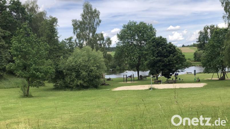 Der hauptsächlich vom Grenzbach gespeiste Erlenweiher und dessen Uferfläche in Thumsenreuth sind sehr beliebt. Sorgen bereiten dort die Hunde. Bild: Werner Robl