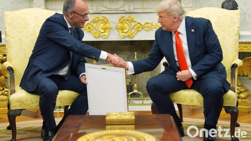 Trump hat schon mehrere Geschenke von Merz bekommen. Bild: Evan Vucci/AP/dpa