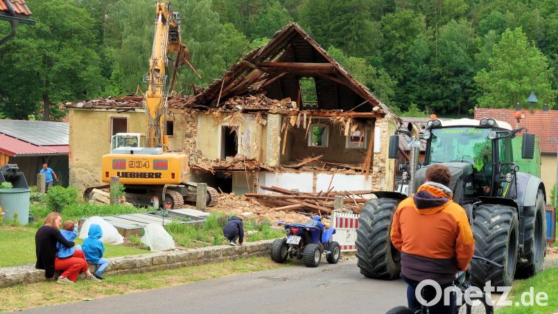 Den zweitägigen Rückbau der einstigen Gaststätte „Sporn“ in Frauenreuth verfolgten interessierte Kinder und Erwachsene. Bild: Bernhard Schultes