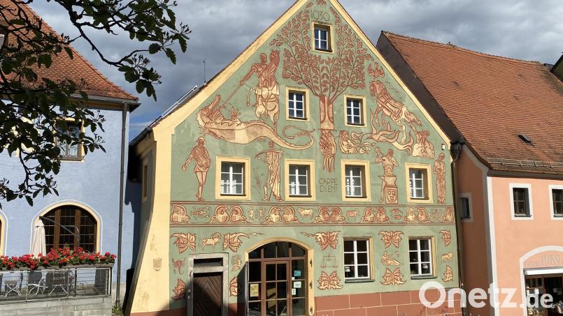 Eigentlich zur 1000-Jahr-Feier der Stadt gestaltet, zählt die Fassade des Schmidt-Hauses zu den Markenzeichen Nabburgs und der Kunstwelt. Bild: Raphael Haubelt