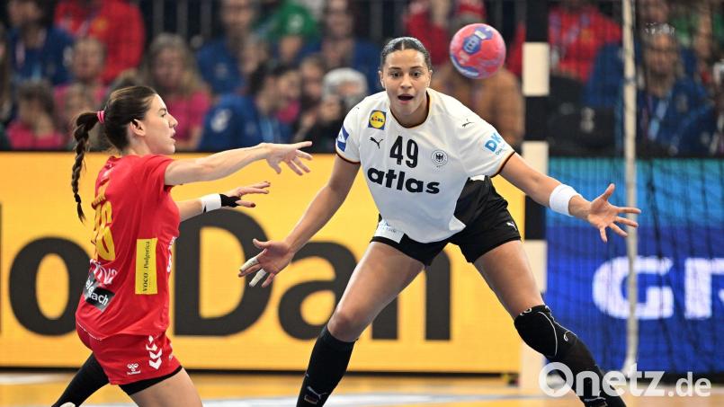 Nationalspielerin Aimée von Pereira (r) hört mit dem Handball auf. (Archivbild) Bild: Federico Gambarini/dpa