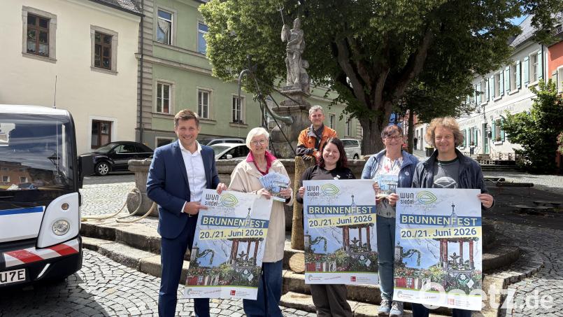 Vor dem diesjährigen Jubiläumsbrunnen (v.l.n.r.): Erster Bürgermeister Nicolas Lahovnik, Angelika Groß (Ordnungsamt), Markus Roßmeisl (Forstbetrieb), Eva Theresa Beck (Leiterin Kultur- und Tourismusmarketing), Petra Sommerer (Tourist-Info), Stefan Frank (Geschäftsführer JuKu Mobil Fichtelgebirge & Hofer Land) Bild: Stadt Wunsiedel